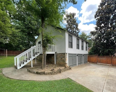 1539 N Morningside Drive - Photo Thumbnail 2