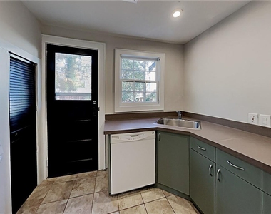 1539 N Morningside Drive - Photo Thumbnail 5