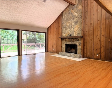 1302 Colony Dr - Photo Thumbnail 8