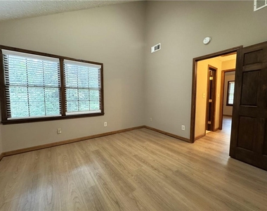 1302 Colony Dr - Photo Thumbnail 16