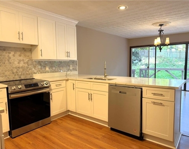 1302 Colony Dr - Photo Thumbnail 3
