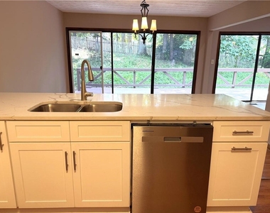 1302 Colony Dr - Photo Thumbnail 4