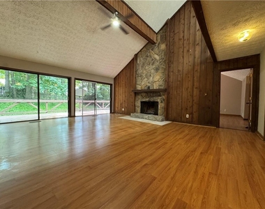 1302 Colony Dr - Photo Thumbnail 9