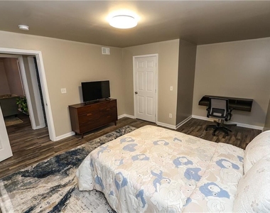 636 Lawton Street - Photo Thumbnail 7