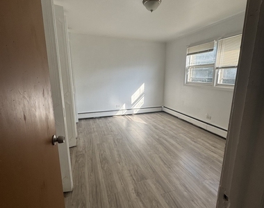 581 Burlington Avenue - Photo Thumbnail 8