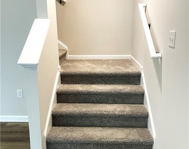 414 Fox Creek Dr - Photo Thumbnail 8