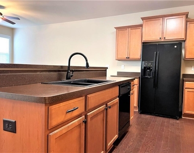 220 Bobbie Way - Photo Thumbnail 3