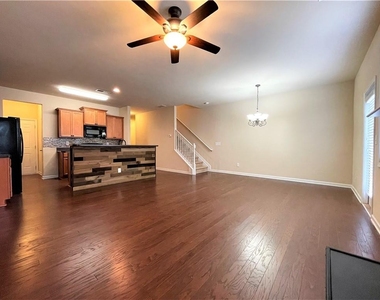220 Bobbie Way - Photo Thumbnail 5