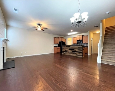 220 Bobbie Way - Photo Thumbnail 4