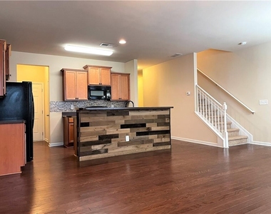 220 Bobbie Way - Photo Thumbnail 6