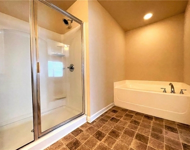 220 Bobbie Way - Photo Thumbnail 12