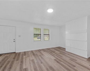 200 Tanglewood Drive - Photo Thumbnail 2