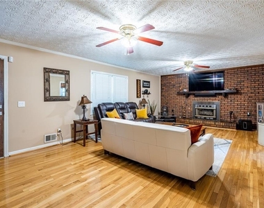 465 Dobbs Road - Photo Thumbnail 6