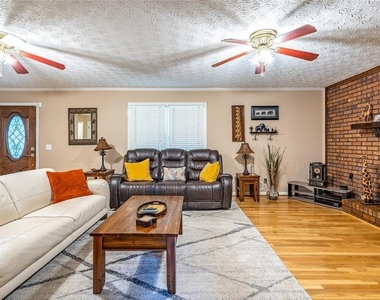 465 Dobbs Road - Photo Thumbnail 7