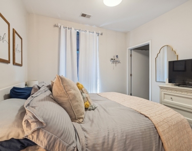 1045 W Cornelia Avenue - Photo Thumbnail 5