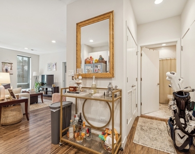 1045 W Cornelia Avenue - Photo Thumbnail 8