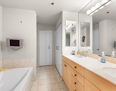 57 E Delaware Place - Photo Thumbnail 10