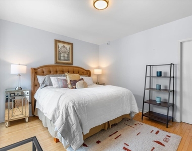 57 E Delaware Place - Photo Thumbnail 8