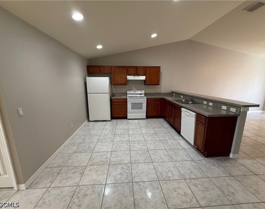 1040 Ainsworth Street E - Photo Thumbnail 2