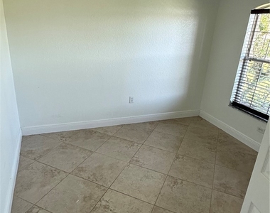 1306 Sw 35th Terrace - Photo Thumbnail 9