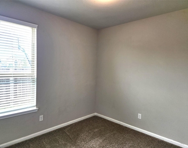 8519 Golden Field Drive - Photo Thumbnail 13