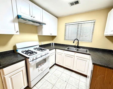 2209 20th Avenue - Photo Thumbnail 3