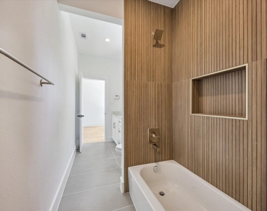 1032 W 17th Street - Photo Thumbnail 13