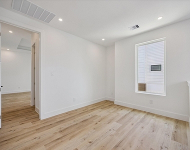 1032 W 17th Street - Photo Thumbnail 26
