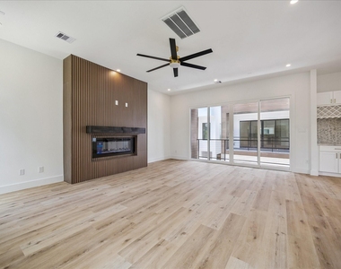 1032 W 17th Street - Photo Thumbnail 2