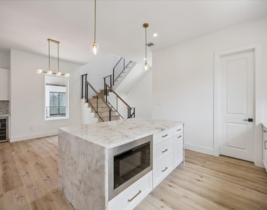1032 W 17th Street - Photo Thumbnail 7