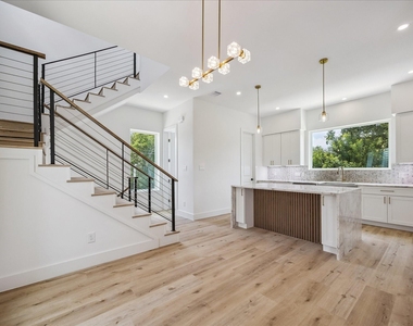 1032 W 17th Street - Photo Thumbnail 1