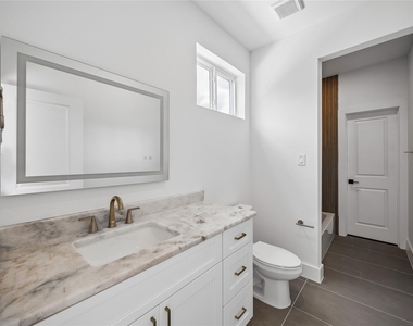 1032 W 17th Street - Photo Thumbnail 12