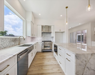 1032 W 17th Street - Photo Thumbnail 5