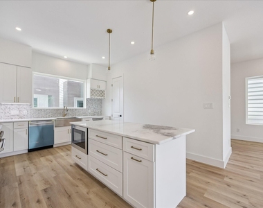 1034 W 17th St Street - Photo Thumbnail 4