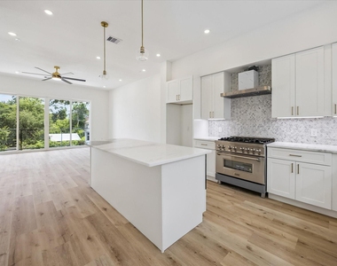 1034 W 17th St Street - Photo Thumbnail 6