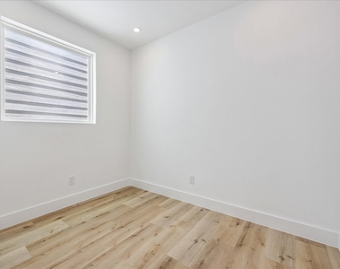 1034 W 17th St Street - Photo Thumbnail 15