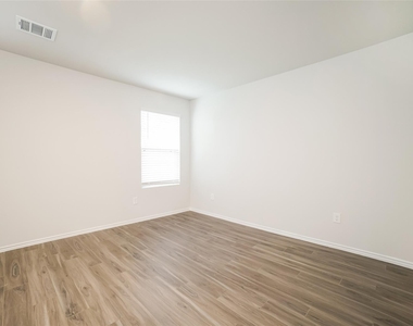 1217 Narrow Heights Drive - Photo Thumbnail 5
