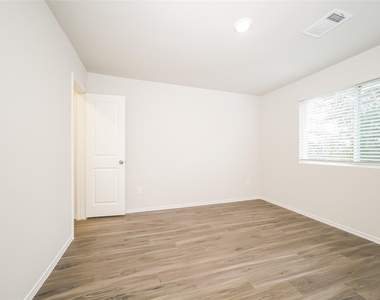 1217 Narrow Heights Drive - Photo Thumbnail 11