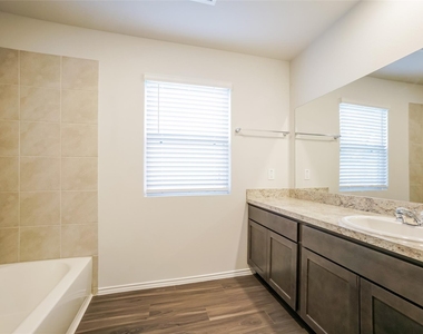 1217 Narrow Heights Drive - Photo Thumbnail 12