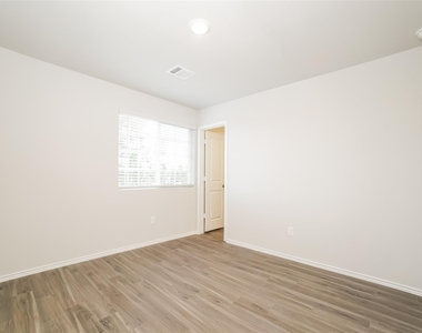 1217 Narrow Heights Drive - Photo Thumbnail 10