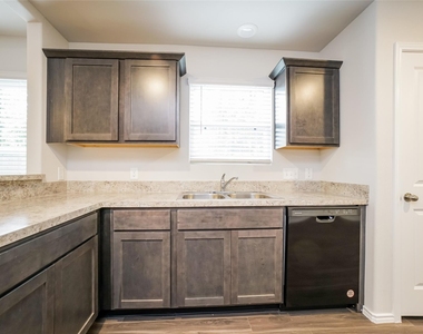 1217 Narrow Heights Drive - Photo Thumbnail 4