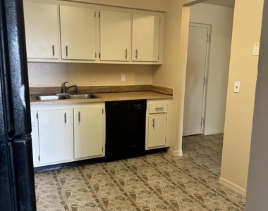 901 Hickory Street - Photo Thumbnail 3
