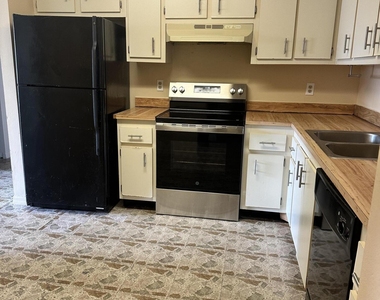 901 Hickory Street - Photo Thumbnail 2