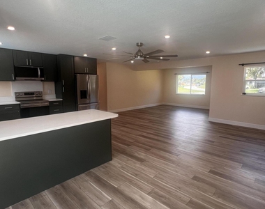 511 Palm Avenue - Photo Thumbnail 2