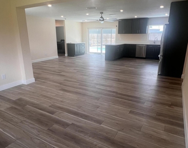 511 Palm Avenue - Photo Thumbnail 6