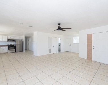 312 N Gaillard Street - Photo Thumbnail 5