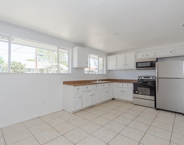 312 N Gaillard Street - Photo Thumbnail 7