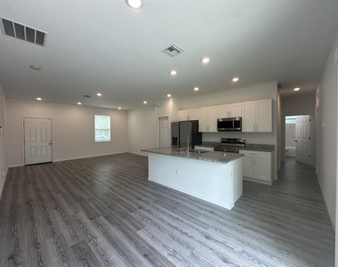 466 Tobias Street Se - Photo Thumbnail 2
