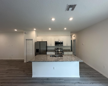 466 Tobias Street Se - Photo Thumbnail 8