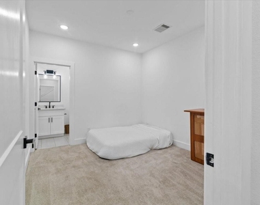 3026 Live Oak Street - Photo Thumbnail 21
